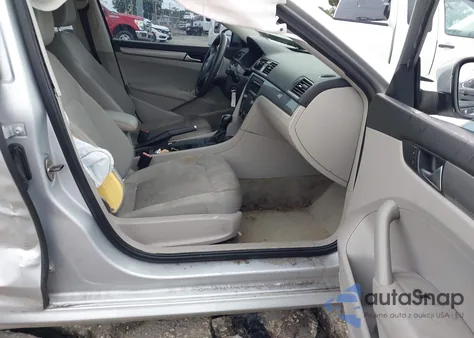 2013 Volkswagen Passat 2.5L S z USA, uszkodzony, nr VIN 1VWAH7A34DC105687